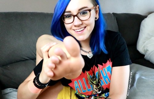 themissarcana:  flexible as always. looks like i have a teeny bruise on one of my soles! how on eart
