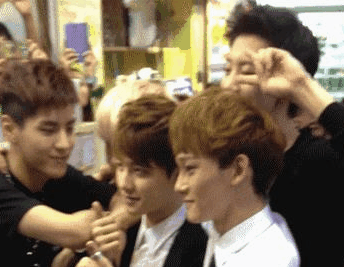 joondaexo:  Kris stole a glance at Yeol and laughing before taking a group photo