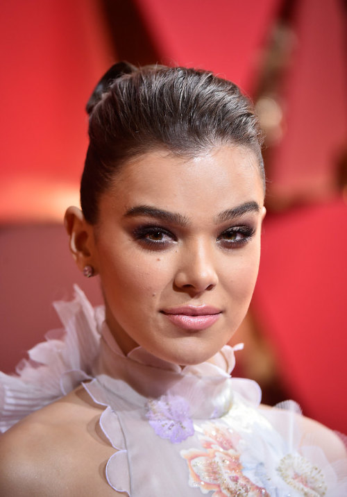 Hailee Steinfeld &ndash; 2017 OscarsElaborate Bun Ruling over all