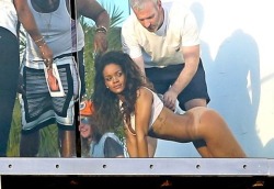 luftin-urban-style-tast:  PHOTOS OF THE MOUTH: Rihanna Without Pants or Panties!  OOOo… YEAH!!! Spy shots of Rihanna wearing NO pants and NO panties during a photoshoot in Hollywood! Unfortunately these are very poor quality and censored because she