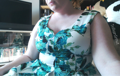 Porn Pics trilliansmut:Love this dress. I got so many