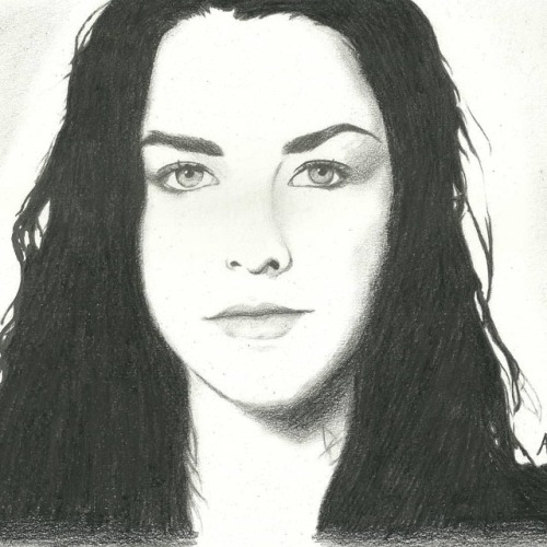 glitterxgraphite: Amy Lee of Evanescence. She is an amazing singer & I’ve kind of loved them sin