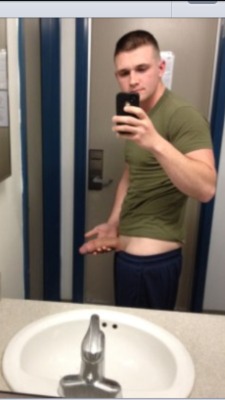 epicmilitarymen:  militaryboysunleashed:  21 year old marine from camp Pendleton, CA.  Nice thick dick  Mmmmhmmm