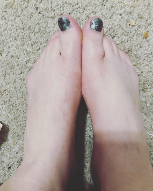 Is it Friday yet?? #wednesdayblues #greentoes #size12feet #michiganfeet #catseyepedi #flintfeet #lon