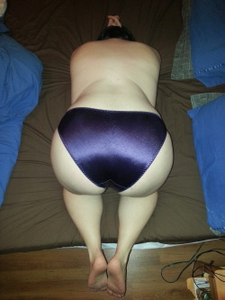 bootyloverman:Spank that satin!!! 