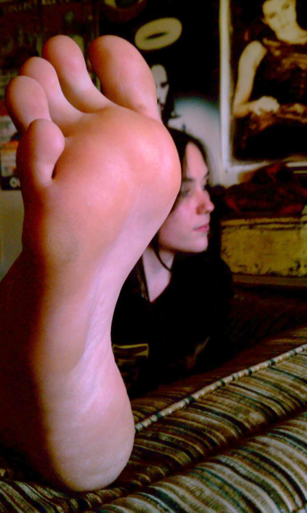 cutegirlfeetblog:  :)