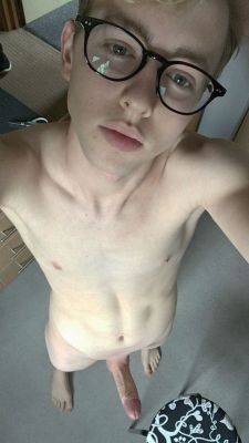 feelingprettygaytoday:  thickuncutaussie:Feed