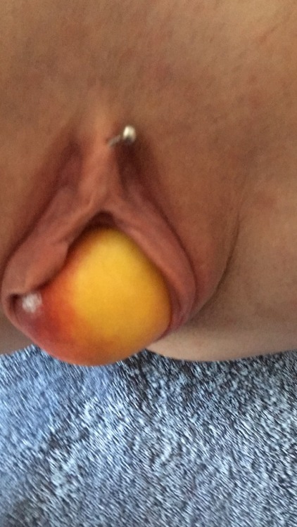 filthy-stretched-used: Pushing a peach out for Daddy