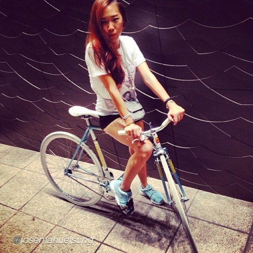 fixiegirls: by @josemanuelsung “Throwback . Lady Nagasawa . . #fixiegirl #fixedgear #fixie #fg #tai