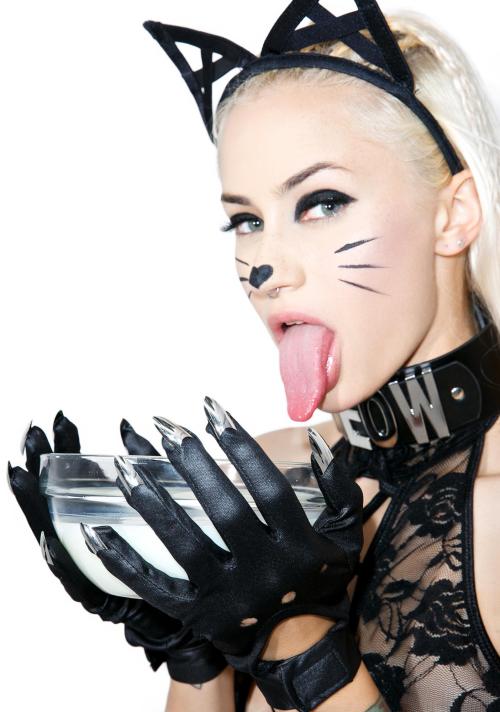 Katie Loo - Dolls Kill. ♥  Love the claws. Meow missy. ♥