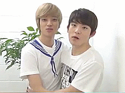 iseuli:  their hands keep returning to the same place (╯°□°）╯︵ ┻━┻
