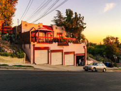 gabedonohoe:  This building lights up for the sunset.