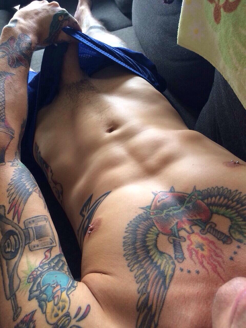 jockdays:  Active porn blog! I check out ALL new followers :) 
