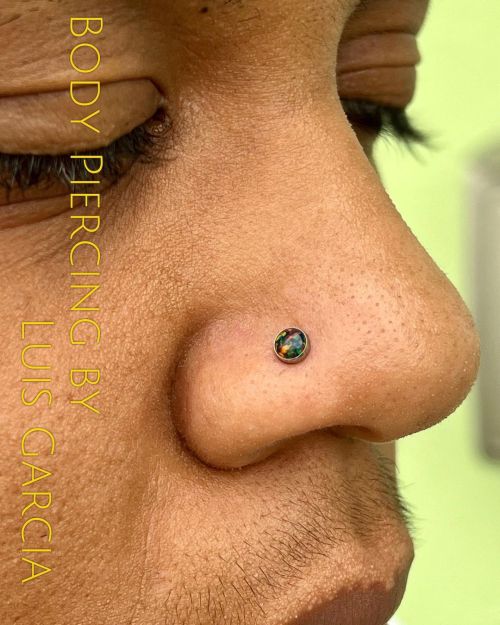 Fresh nostril piercing with a 4mm black opal end from @anatometalinc #12ozstudios #piercing #southje