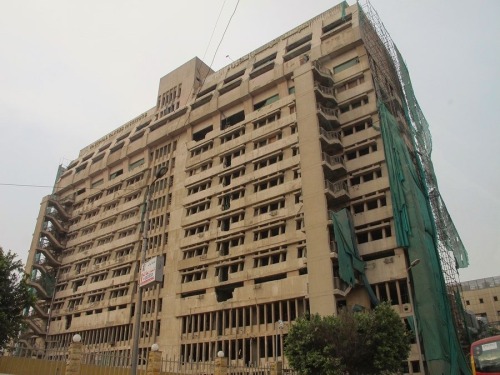 The National Cancer Institute on Kasr Al Eyni Street south of the hospital. Built in 1969, the main 