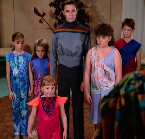 Clothes of the Enterprise&rsquo;s children [TNG 1x17 &ldquo;When the bough breaks&rdquo;