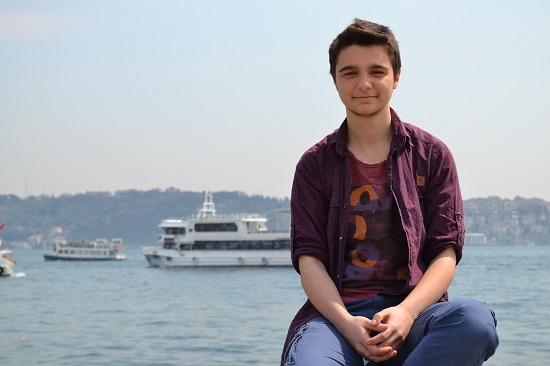 ibnistan:    Polisin ters kelepçeleyerek darp ettiği İstanbul Üniversitesi öğrencilerinden
