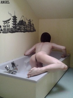 angel-lorisuna:   Naked in my bathroom (NSFW) 