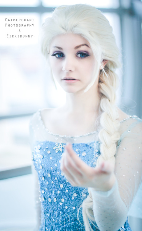 eikkibunny:  MY QUEEN ELSA PHOTOSHOOT PT 1 !!! ;v;  Read the review here ! Like my facebook here  / Photographer’s page 