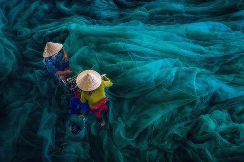 nubbsgalore: vietnamese women mending fishing nets (x, x, x) (#)