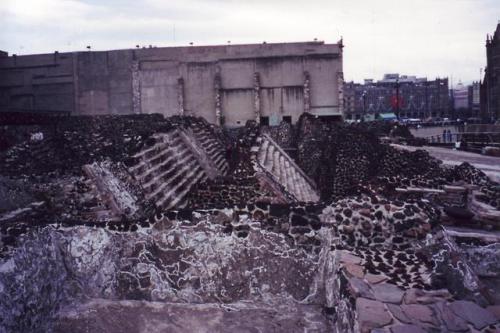 Ruins of the Templo Mayor (Tenochtitlan, 1999).This temple was built in seven successive layers, eac