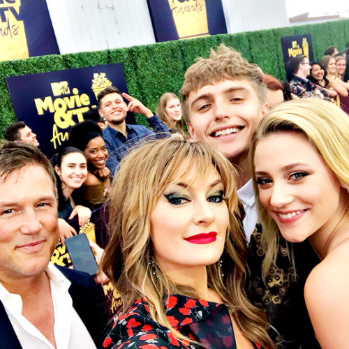 jvgheadjones:@madchenamick: The #Coopers representin at the #MTVawards …but why is @LochlynMu