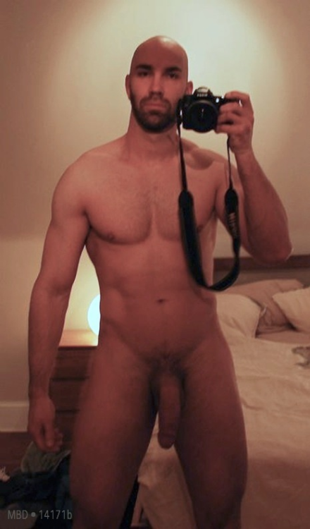 flajockga:  FUCK I love me a hung bald man.