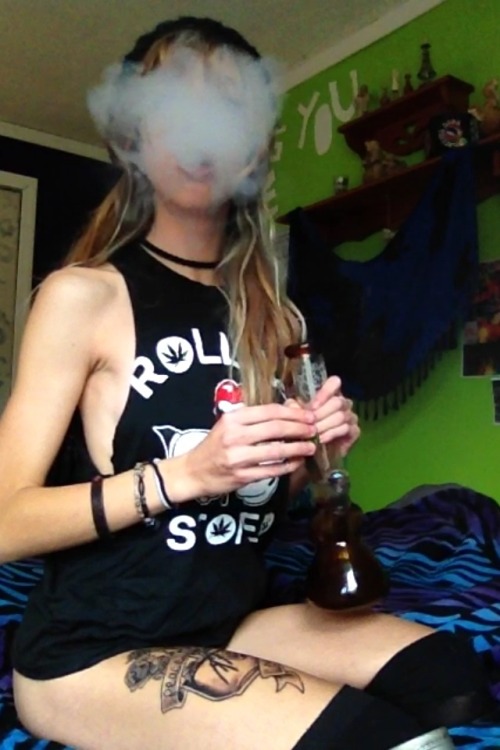 psychedelic-freak-out:  Rolling stoned 😛