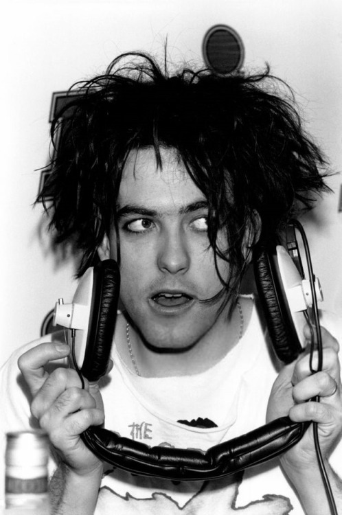 a-night-like–this:Robert Smith At NRJ Radio On January 16th, 1986 In Paris,France