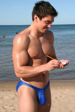 thongsareforboys:  Steve Grand in what I believe is a Muscleskins speedo. Who knew one of my favorite rock/country/pop singers loved skimpy bikinis too? 