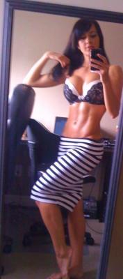 fitnessbabes101:  Showing off her abs via