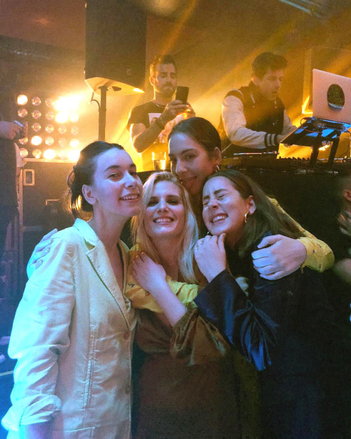 hellapebble: @haimtheband you are the absolutely F best. Truly. Swag, style, talent and kindnes