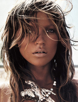 Vogue-I-S-My-Religion:  Classysea:  Fashion—Victime:  Kate Moss In “Cast Away”