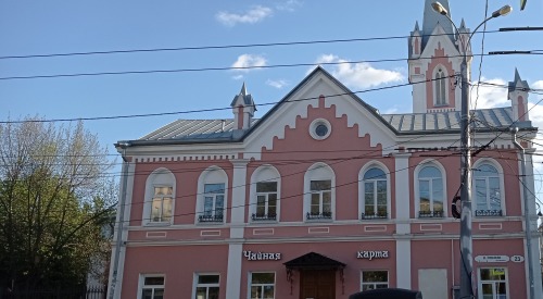 Red (and pink) houses of Samara (Russia)Walks in Samara P2