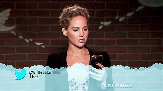 jenniferlawurence:  Jennifer Lawrence reads a mean tweet