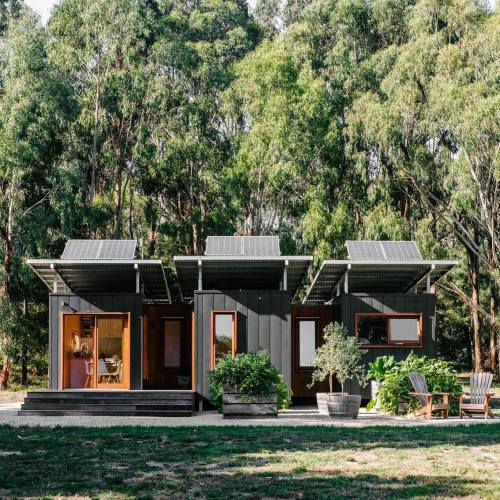 Amy Plank and Richard Vaughan‘s Home, Wattle Bank, Australia,Formed by three 20′ shipping containers