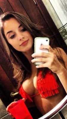 selfies-sexy:  Deux beaux seins bien ronds