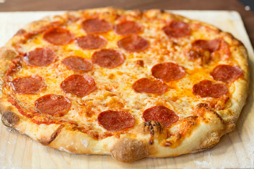 wehavethemunchies:  Thin Crust Pizza Recipe