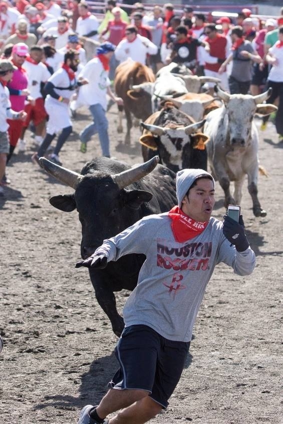 theclearlydope:
“Next level selfie, right here.
No one wants to die in a Houston Rockets t-shirt.
[via]
”