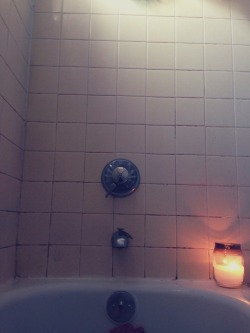 gypsiesandroses:  peppermint baths and moldy tile.  Sexyyyyy