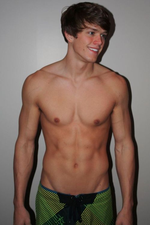 waistbandboy:  Cutie in boardshorts ;)