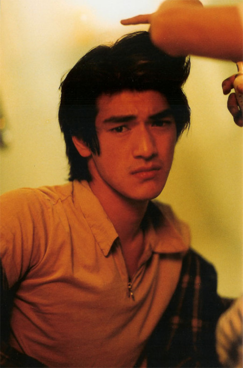 plasticplums:takeshi kaneshiro during the filming of fallen angels (1995)