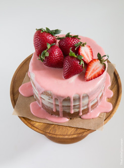 foodffs:  STRAWBERRY VANILLA CAKEReally nice