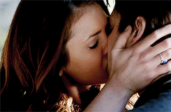 dailydelenagifs:   DE + kisses requested by anonymous 