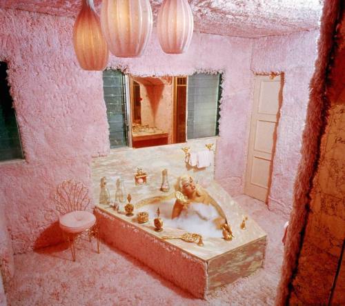 americandreambarbie: nostalgic-coco:The incomparable Jayne Mansfield in her ‘Pink Palace&rsquo
