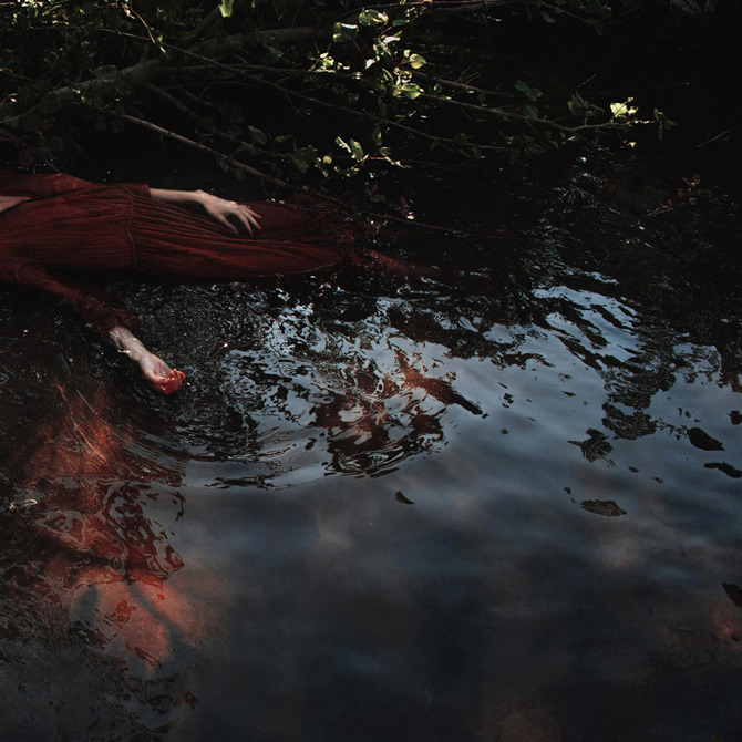 requiem-on-water:  The floating under water world by Mira Nedyalkova