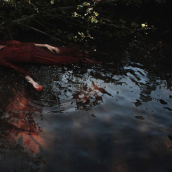 requiem-on-water:  The floating under water