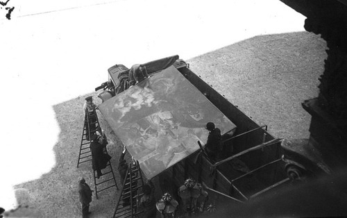 free-parking:  The Louvre is evacuated before German invasion in 1939, its works returning in 1945 