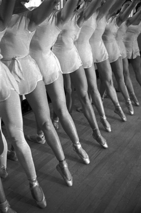 ballet dancers rehearse 1936 / alfred eisenstaedt