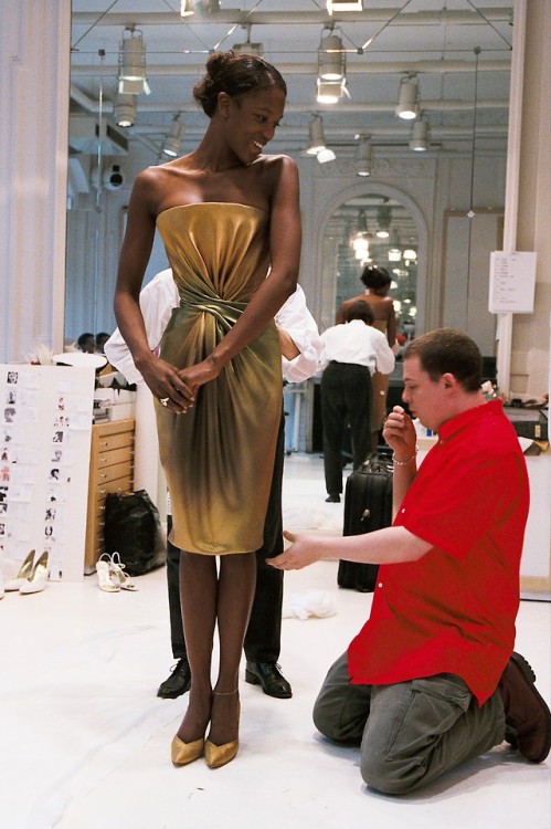 sendommager:Naomi Campbell in a fitting with Alexander McQueen for the spring/summer 1997 Givenchy c